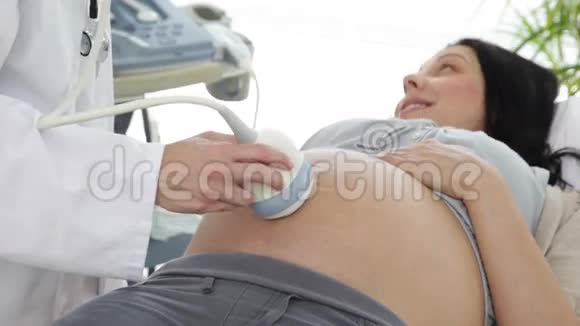 布鲁内特孕妇的超声波扫描视频的预览图
