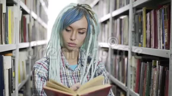 图书馆中时髦女性读书的画像视频的预览图