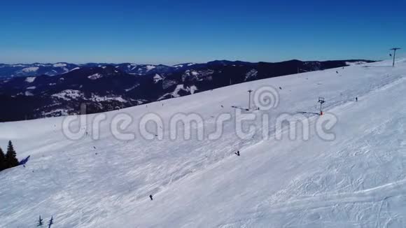 在阳光明媚的卡帕蒂山滑雪场的空中滑雪缆车视频的预览图