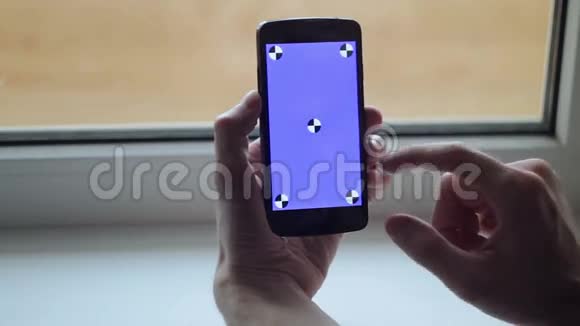 人和蓝屏智能手机视频的预览图