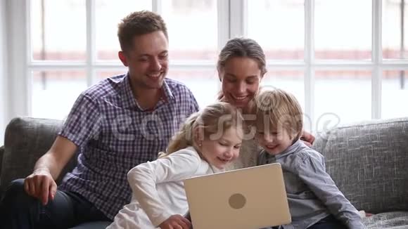 快乐的家庭和孩子们一起玩笔记本电脑视频的预览图