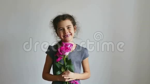 少女快乐送玫瑰花视频的预览图