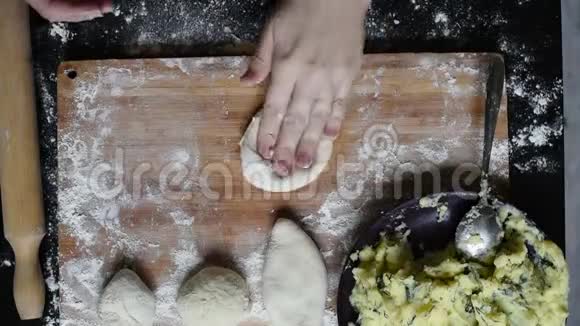 把面团放平擀出酵母面团用土豆和洋葱做馅饼视频的预览图