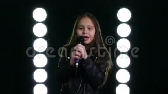 小女孩在舞台灯光前唱歌视频的预览图