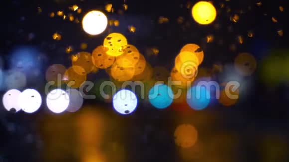 以夜间城市交通视野为背景的窗户打湿视频的预览图