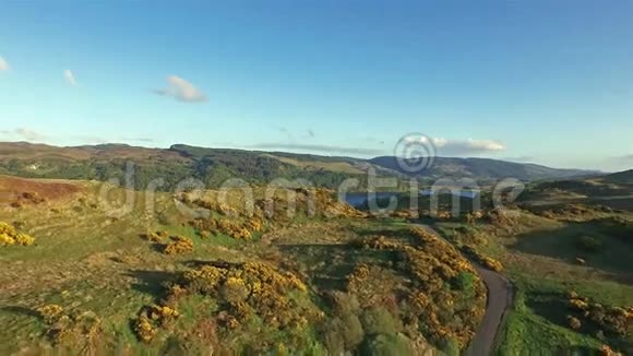 苏格兰阿尔盖尔奥班高地丘陵的美丽空中视频的预览图