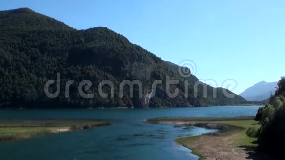 平静宁静的山河展现在阿根廷巴塔哥尼亚视频的预览图