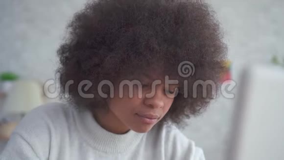 有非洲发型的非洲裔美国妇女肖像视频的预览图