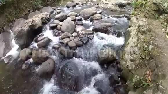 冰清玉洁的岩山泉水河景观视频的预览图
