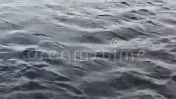 日落时河水的流动视频的预览图