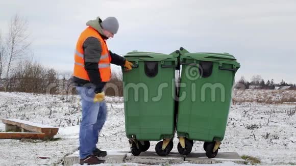 垃圾箱附近的工人视频的预览图