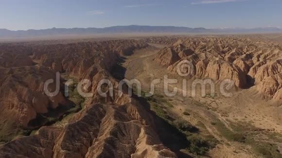 俯瞰峡谷的奇妙景观视频的预览图