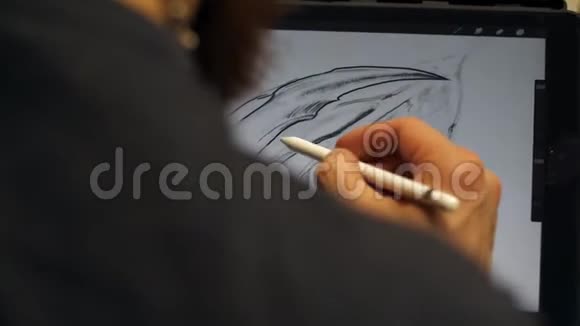 人类的双手工作在图形平板设计师在电脑上制作平面平板电脑视频的预览图