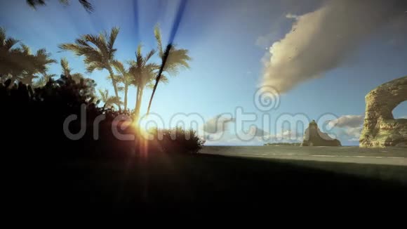 热带岛屿有女人在海滩上奔跑晨雾淘沙视频的预览图