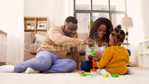 非洲家庭在家玩女儿游戏视频的预览图