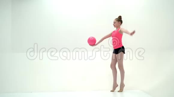 小女孩正在用球健身视频的预览图