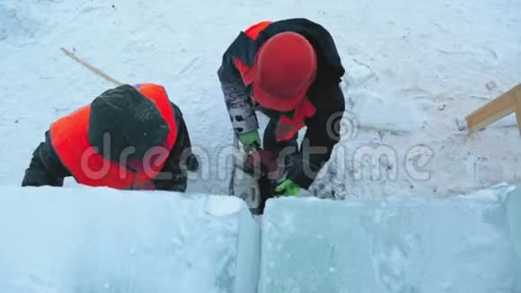 工人用汽油锯切冰板视频的预览图