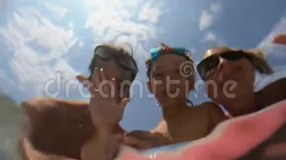 暑假在海边玩得开心的一家人视频的预览图