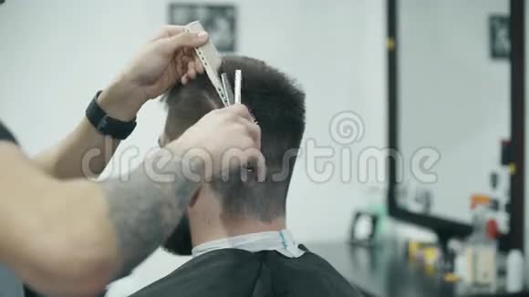 专业理发师用梳子理发视频的预览图