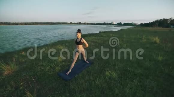 美丽的女孩在早晨公园练习瑜伽做瑜伽的布鲁内特女人视频的预览图