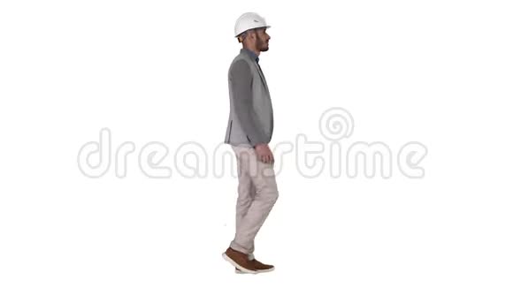 白色头盔的建筑师走在白色背景上视频的预览图