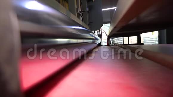 无纺布制造用于生产聚酯的机器合成无纺布工厂视频的预览图
