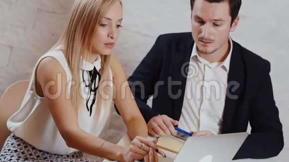 男人和女人一起在办公室工作视频的预览图