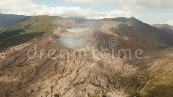 有火山口的活火山GunungBromoJawa印度尼西亚视频的预览图