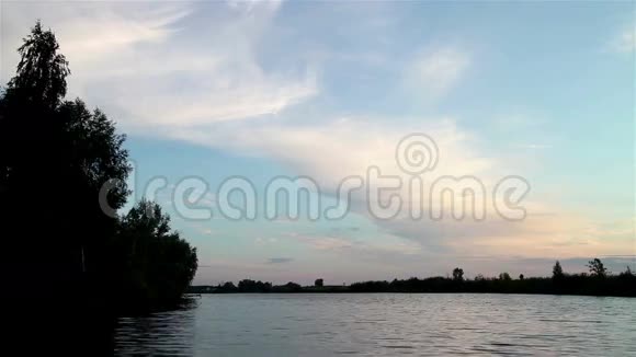清澈的河流上的傍晚景观视频的预览图