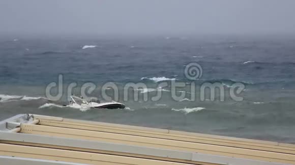 在狂风暴雨的爱琴海里的一艘船视频的预览图