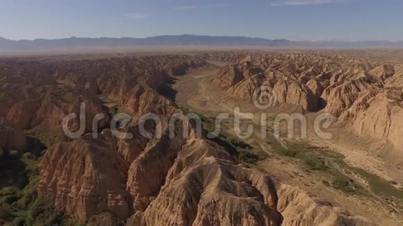 俯瞰峡谷的奇妙景观视频的预览图