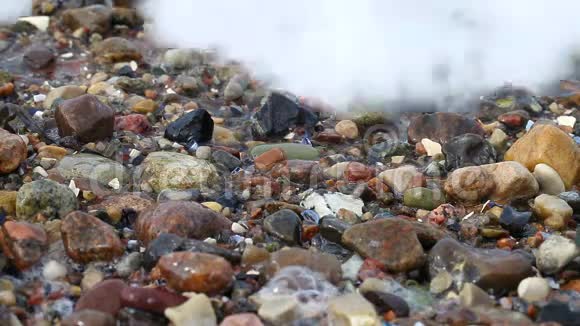 海水泡沫破碎石滩视频的预览图