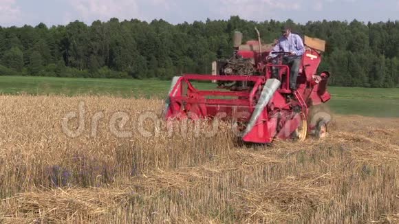 农民用联合收割机收割大麦视频的预览图