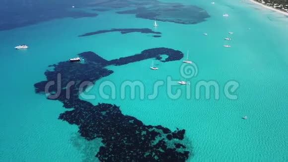 令人惊叹的无人机空中景观的迷人地区的埃斯特伦茨和船与一个绿松石海西班牙视频的预览图