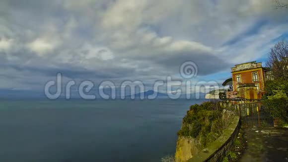 索伦托海岸线那不勒斯湾和维苏威火山视频的预览图