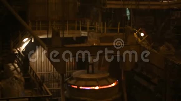 生产钢铁的工厂电熔炉工厂工人拿金属样品视频的预览图