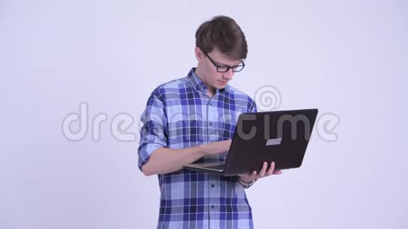 快乐的年轻英俊的时髦男人思考着笔记本电脑视频的预览图