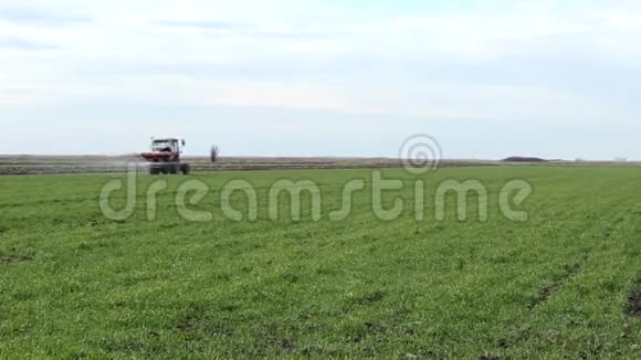 拖拉机追肥小麦TIMELAPSE视频的预览图