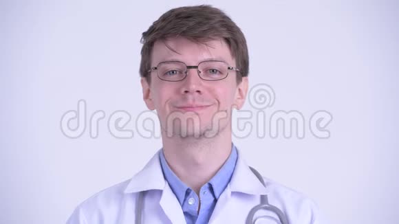 年轻英俊的医生笑着脸视频的预览图