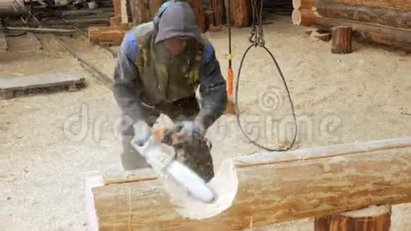 人做卷切木锯原木将是木屋未来的一部分防护面罩视频的预览图