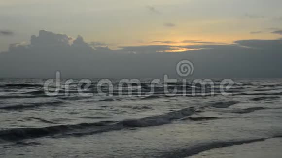 日落时海水和沙滩景观视频的预览图