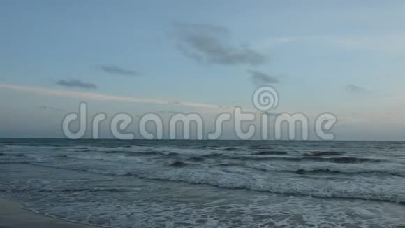 日落时海水和沙滩景观视频的预览图