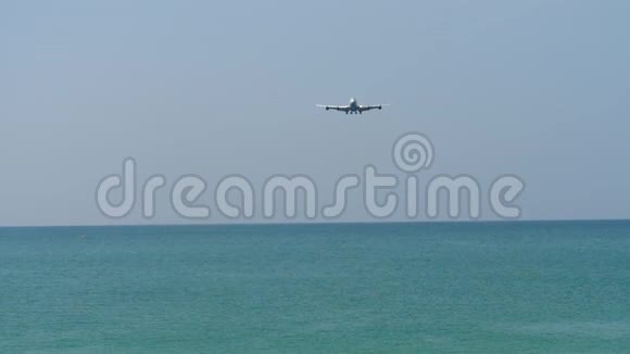 飞机在海洋上空接近视频的预览图