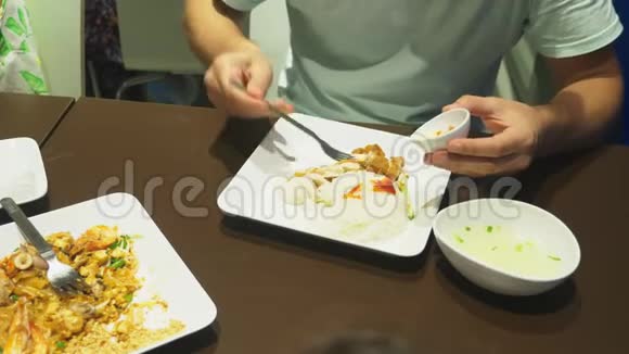 特写镜头有人在餐馆里吃一盘亚洲菜视频的预览图