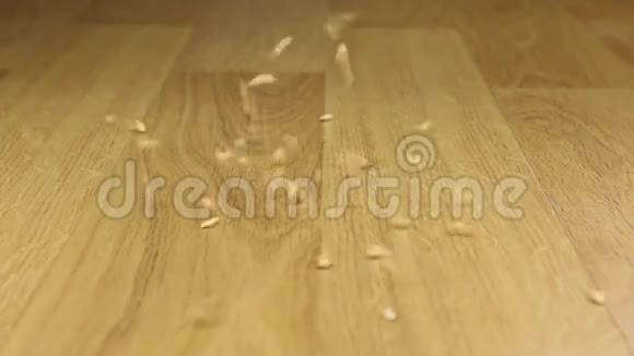 大麦颗粒落在一堆大麦上视频的预览图