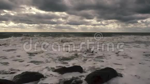 暴风雨过后海面上的波浪视频的预览图