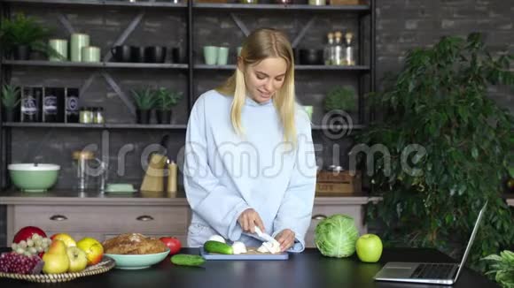 年轻女人在厨房做饭健康食品视频的预览图