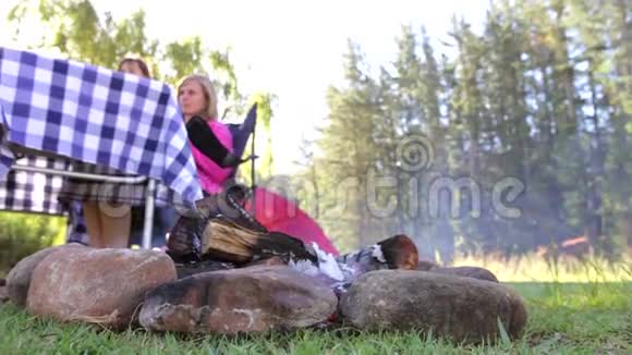 母亲和女儿在露营假日享受美食视频的预览图