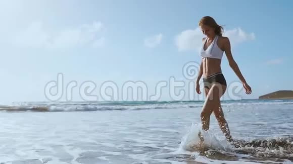 在海滩上散步的年轻女子视频的预览图