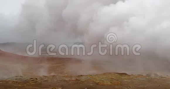冰岛的地热活动视频的预览图